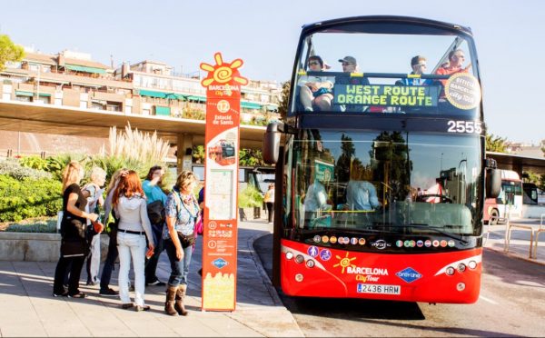 Tourist bus to discover Barcelona with kids