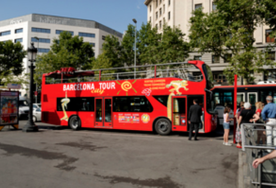 Tourist bus to discover Barcelona with kids