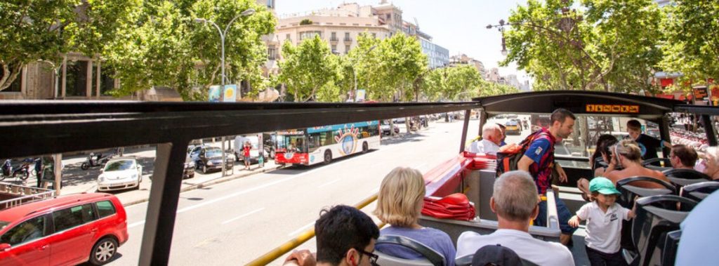 Visitar Barcelona en familia con el bus turístico1